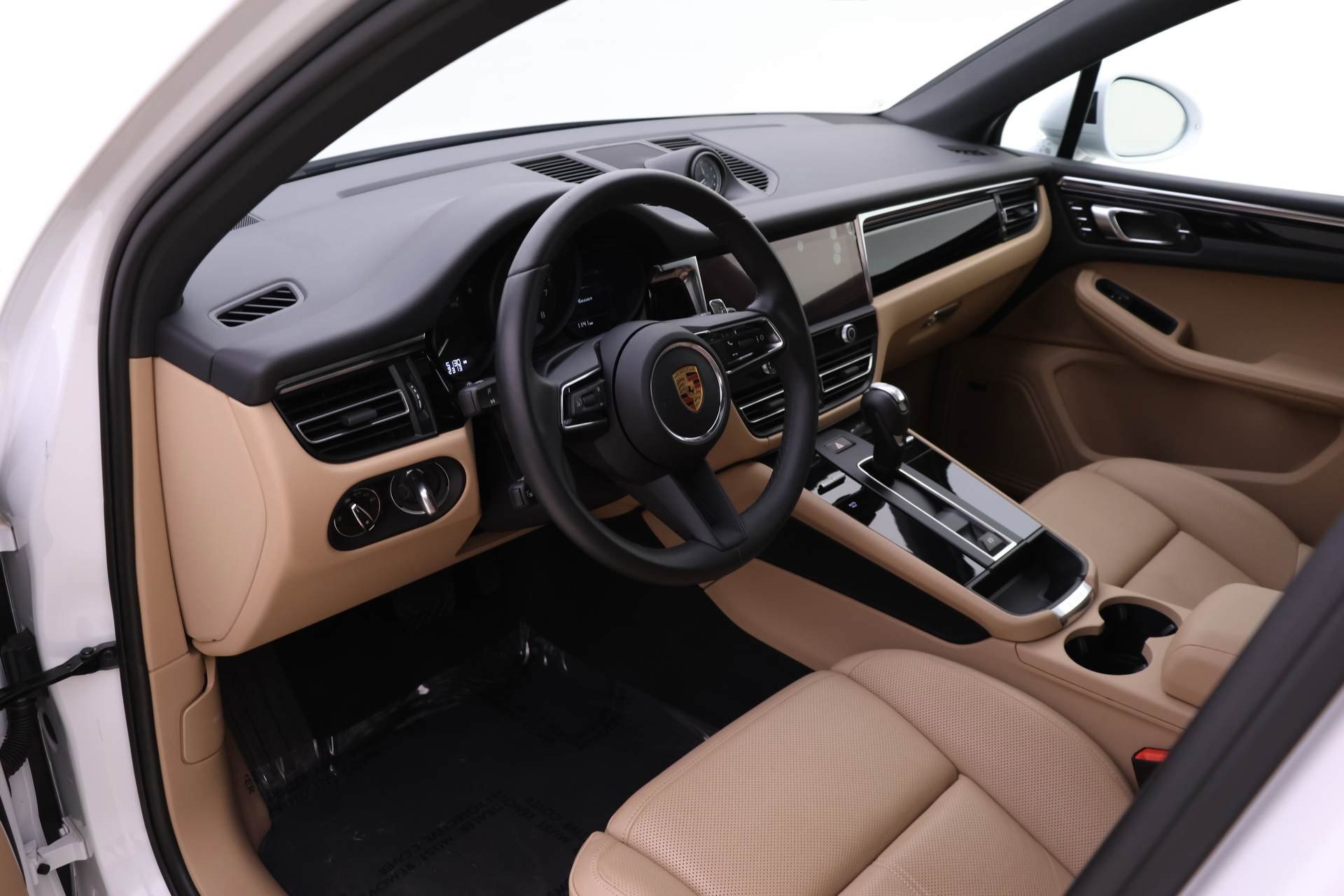 Used 2025 Porsche Macan image 4