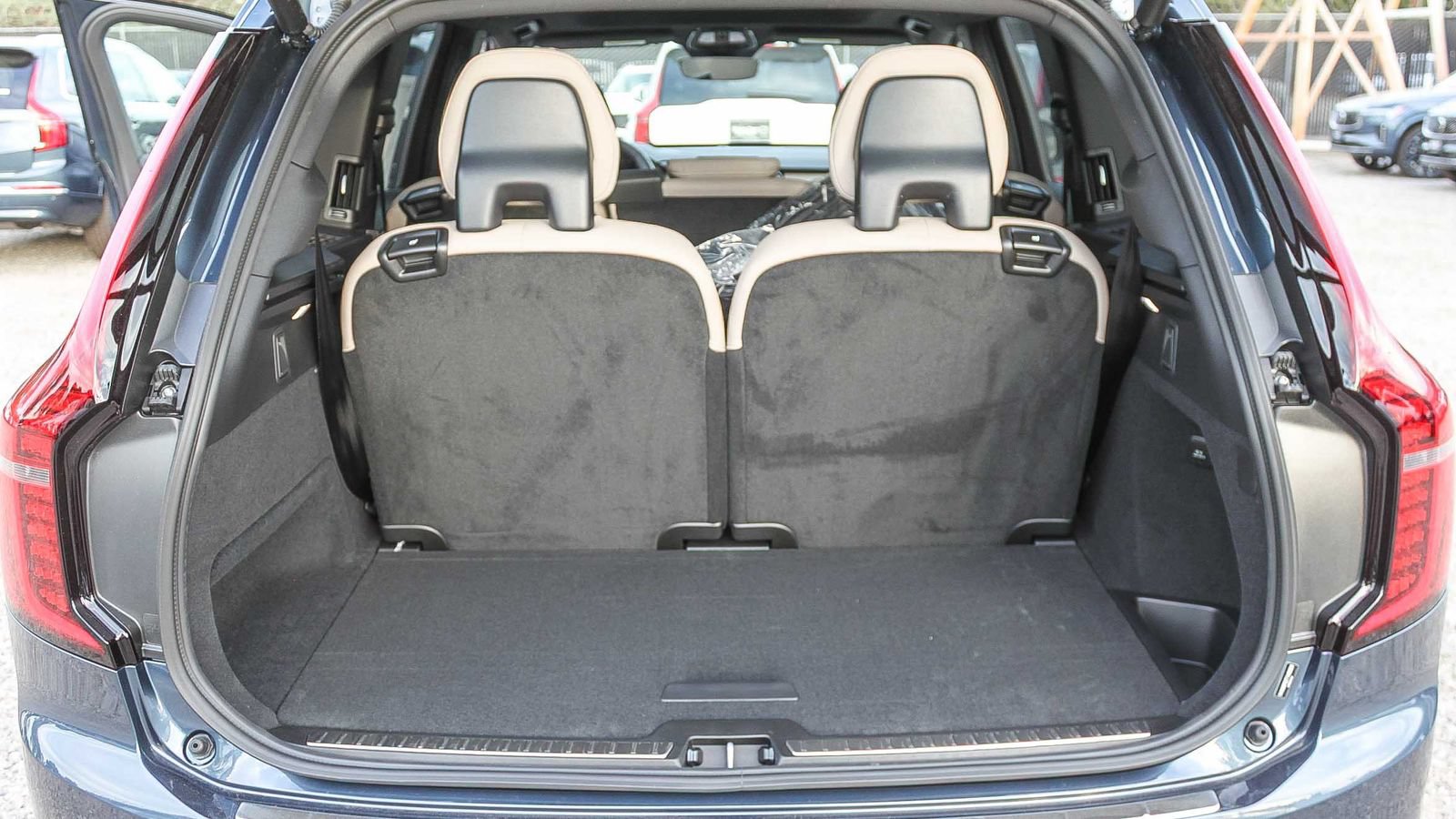 New 2026 Volvo XC90 T8 Plus w/ Protection Package Premier AWD/4WD image 13