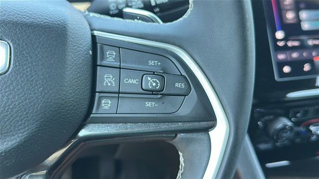 Used 2023 Jeep Grand Cherokee Altitude AWD/4WD image 25