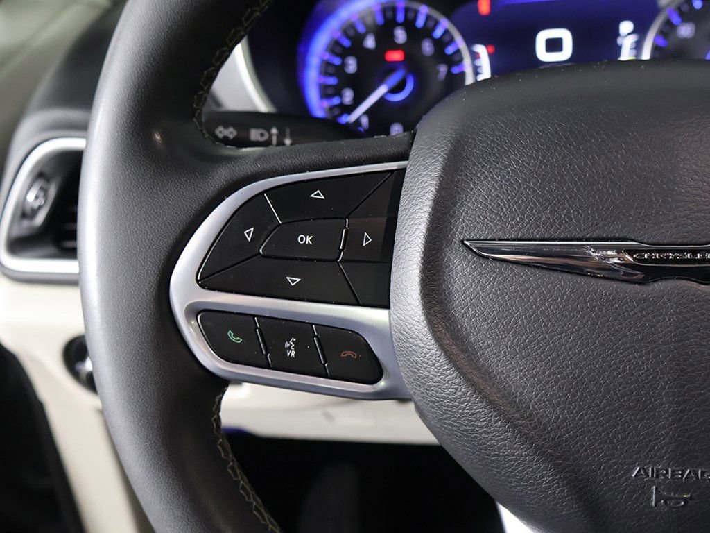 Used 2023 Chrysler Pacifica Touring-L image 40