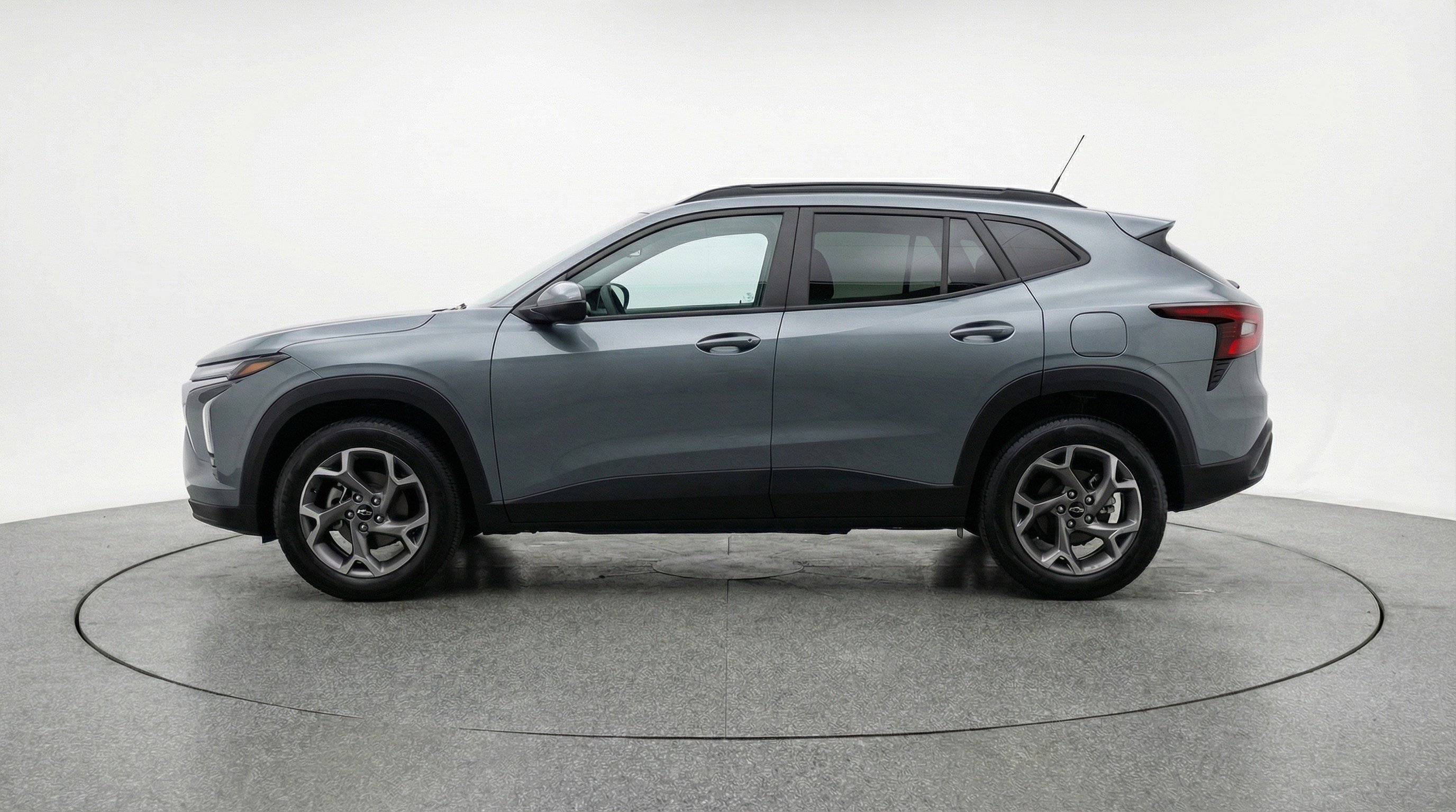 Used 2025 Chevrolet Trax LT FWD image 5