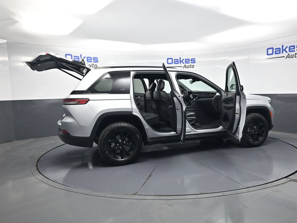 Used 2024 Jeep Grand Cherokee Altitude RWD image 52