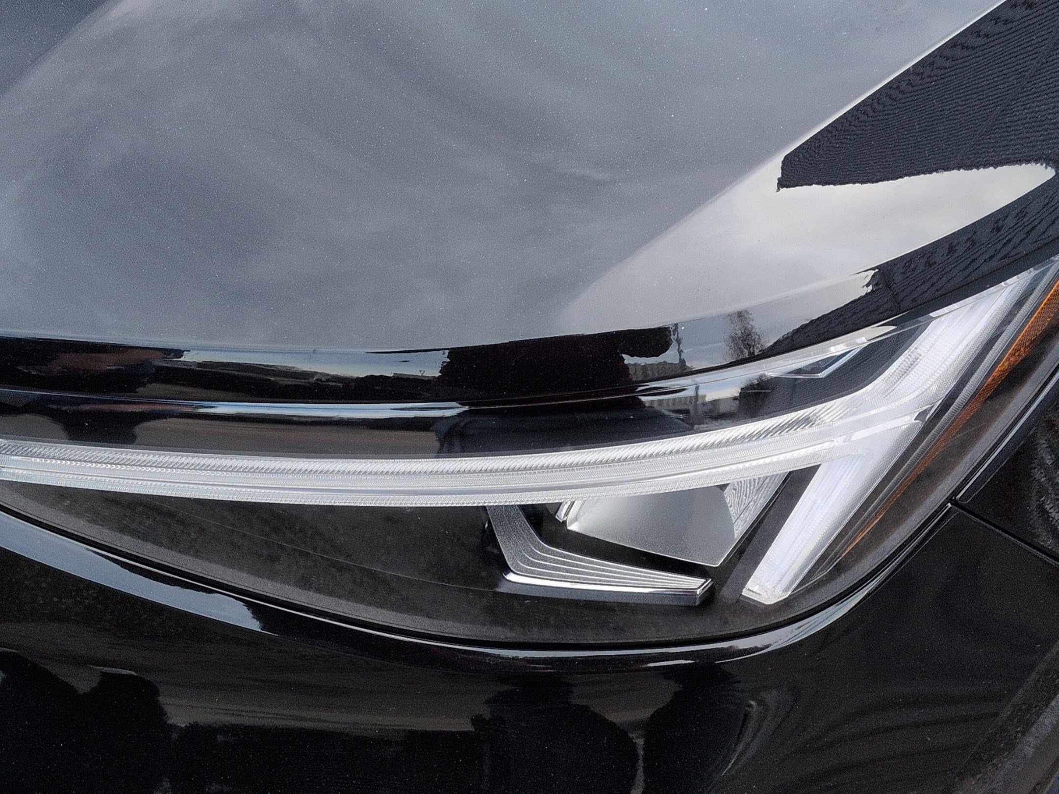 Used 2024 Volvo XC40 B5 Plus image 10