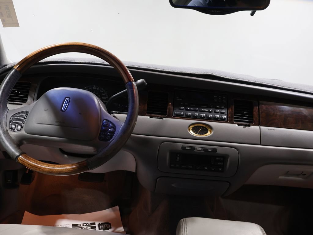Used 2000 Lincoln Town Car Cartier image 16