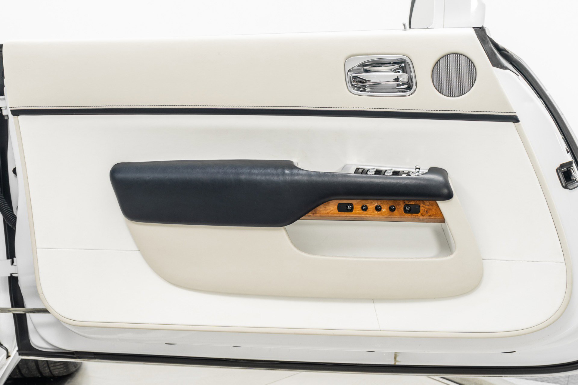 Used 2019 Rolls-Royce Dawn image 43