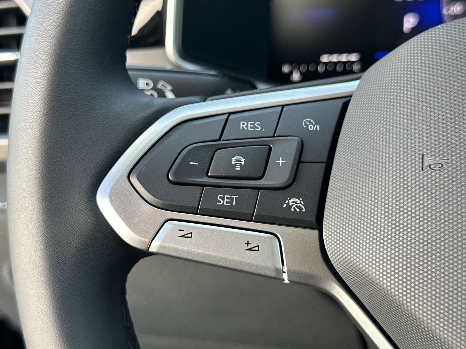 New 2027 Volkswagen Taos SE FWD image 9