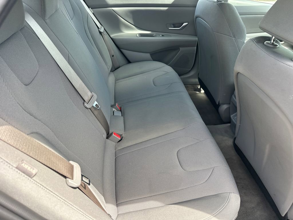 Used 2025 Hyundai Elantra SE FWD image 15