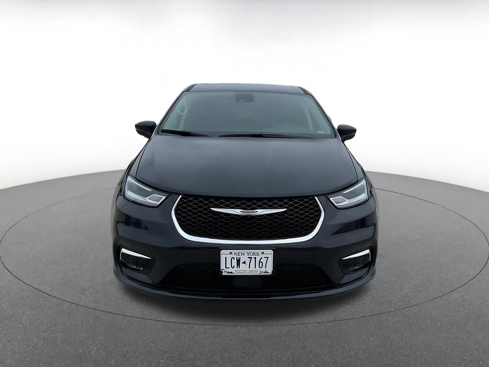 Used 2023 Chrysler Pacifica Touring-L image 4