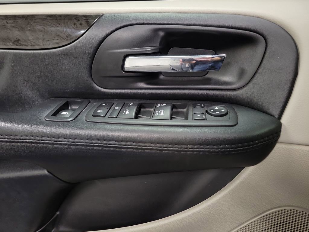 Used 2019 Dodge Grand Caravan SE w/ UConnect Hands-Free Group image 21