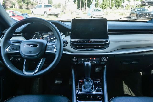 Used 2025 Jeep Compass Limited image 15