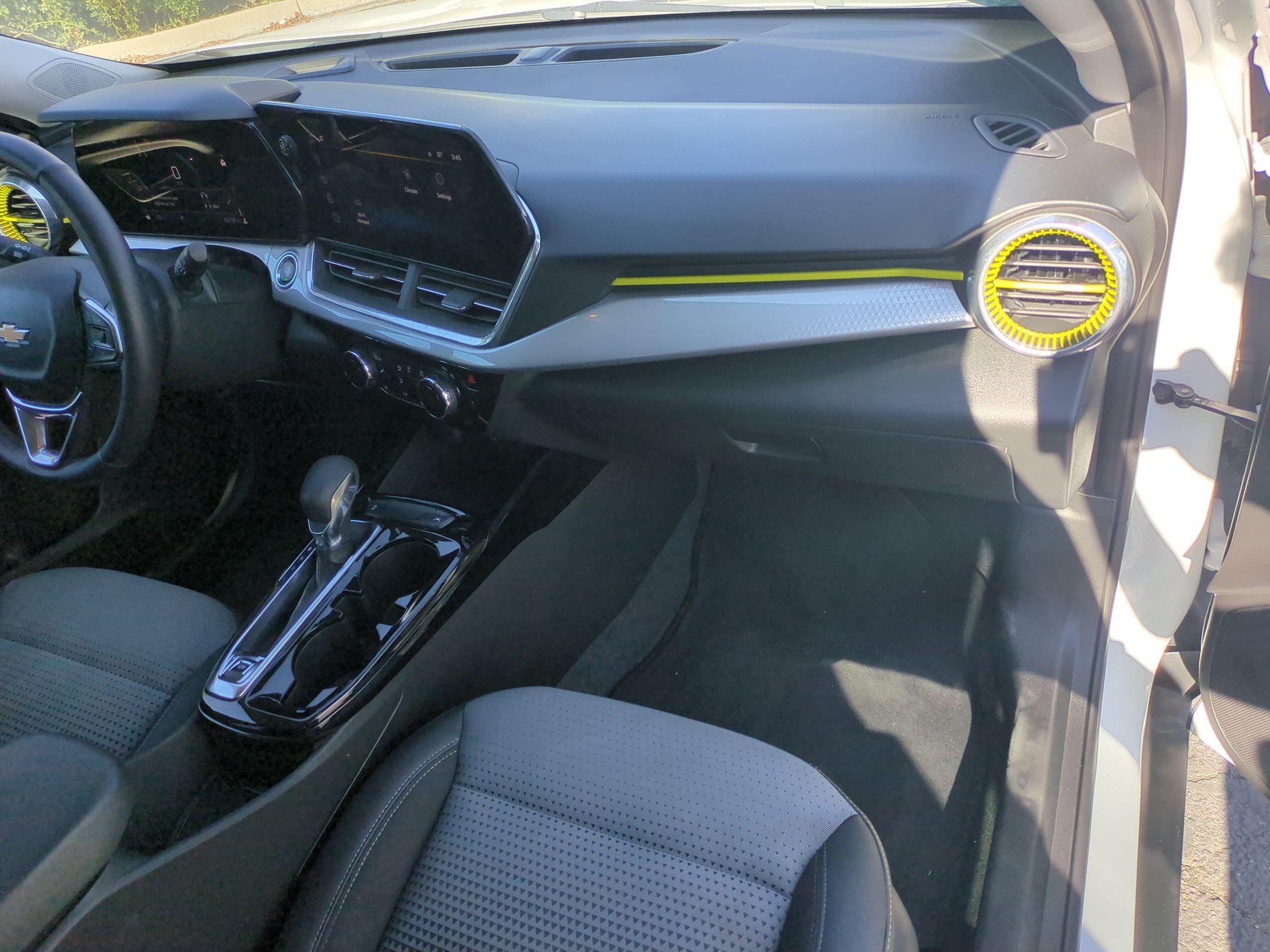 Used 2024 Chevrolet Trax LT w/ Driver Confidence Package FWD image 29