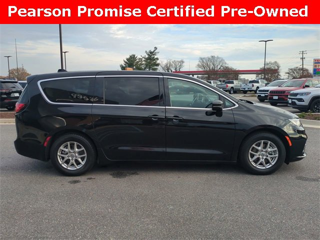 Used 2024 Chrysler Pacifica Touring-L image 3