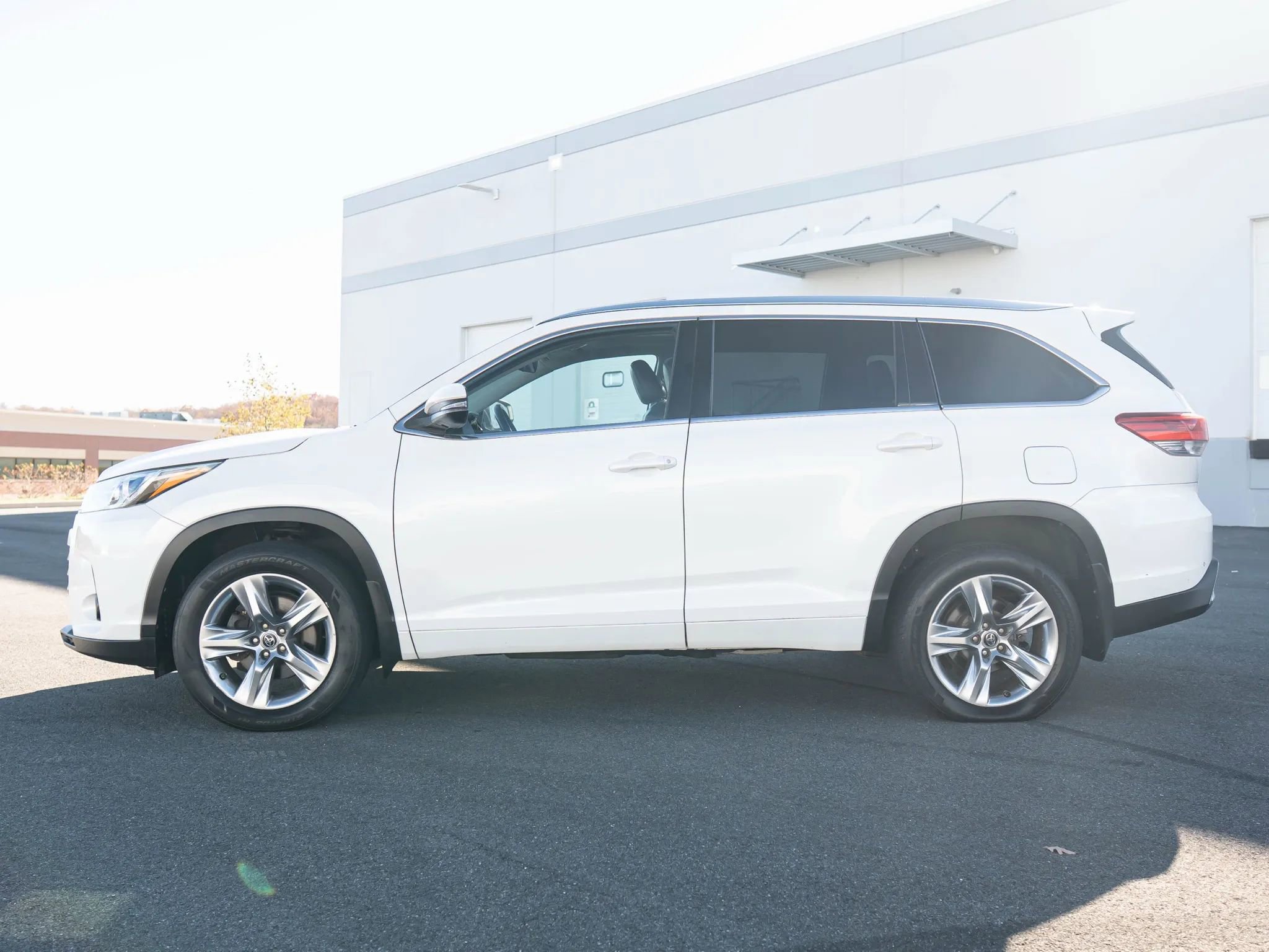 Used 2017 Toyota Highlander Limited image 3