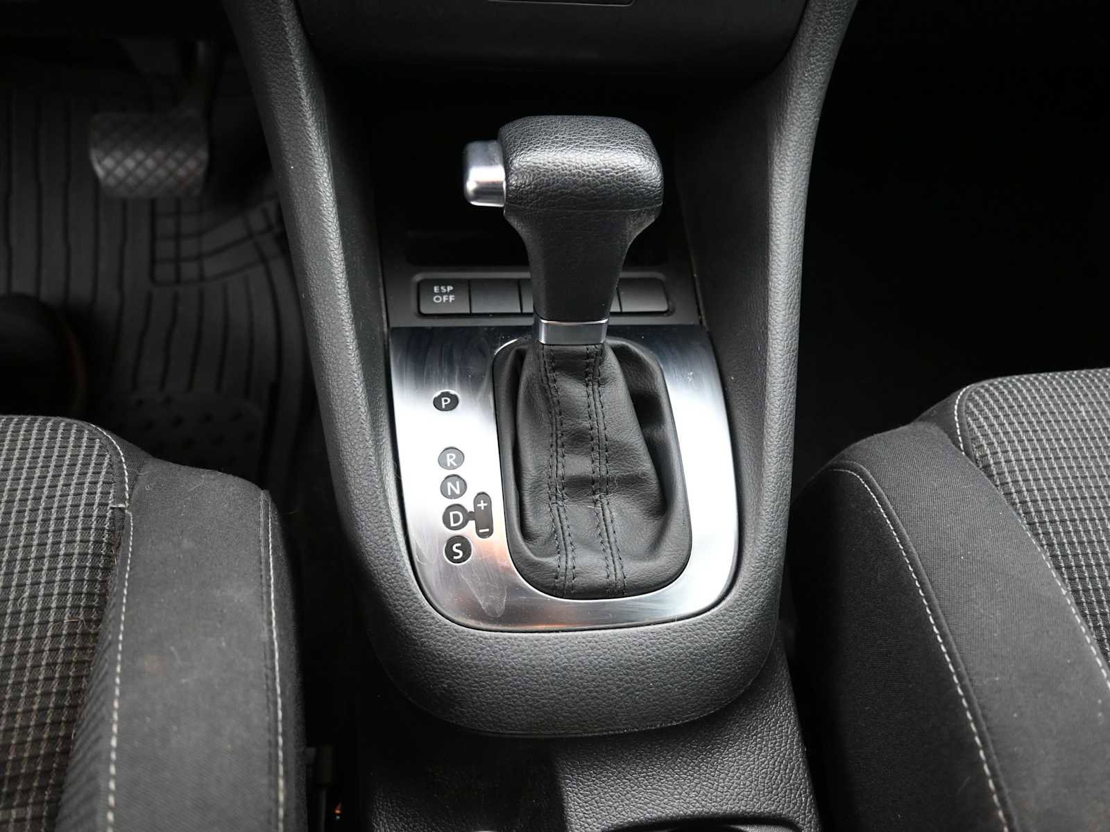 Used 2010 Volkswagen Golf 4-Door image 11