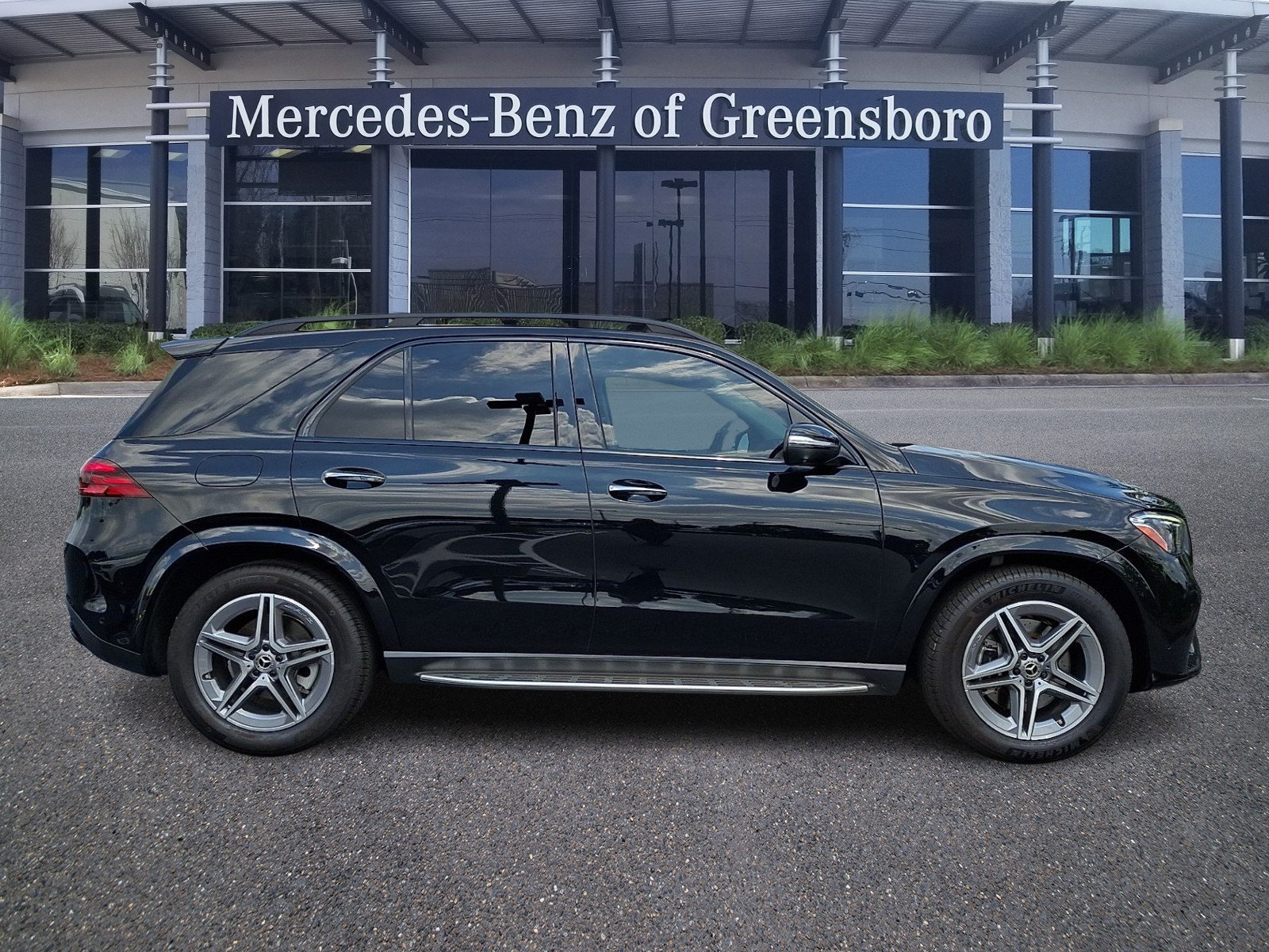 Used 2024 Mercedes-Benz GLE 350 4MATIC w/ AMG Line Exterior image 7