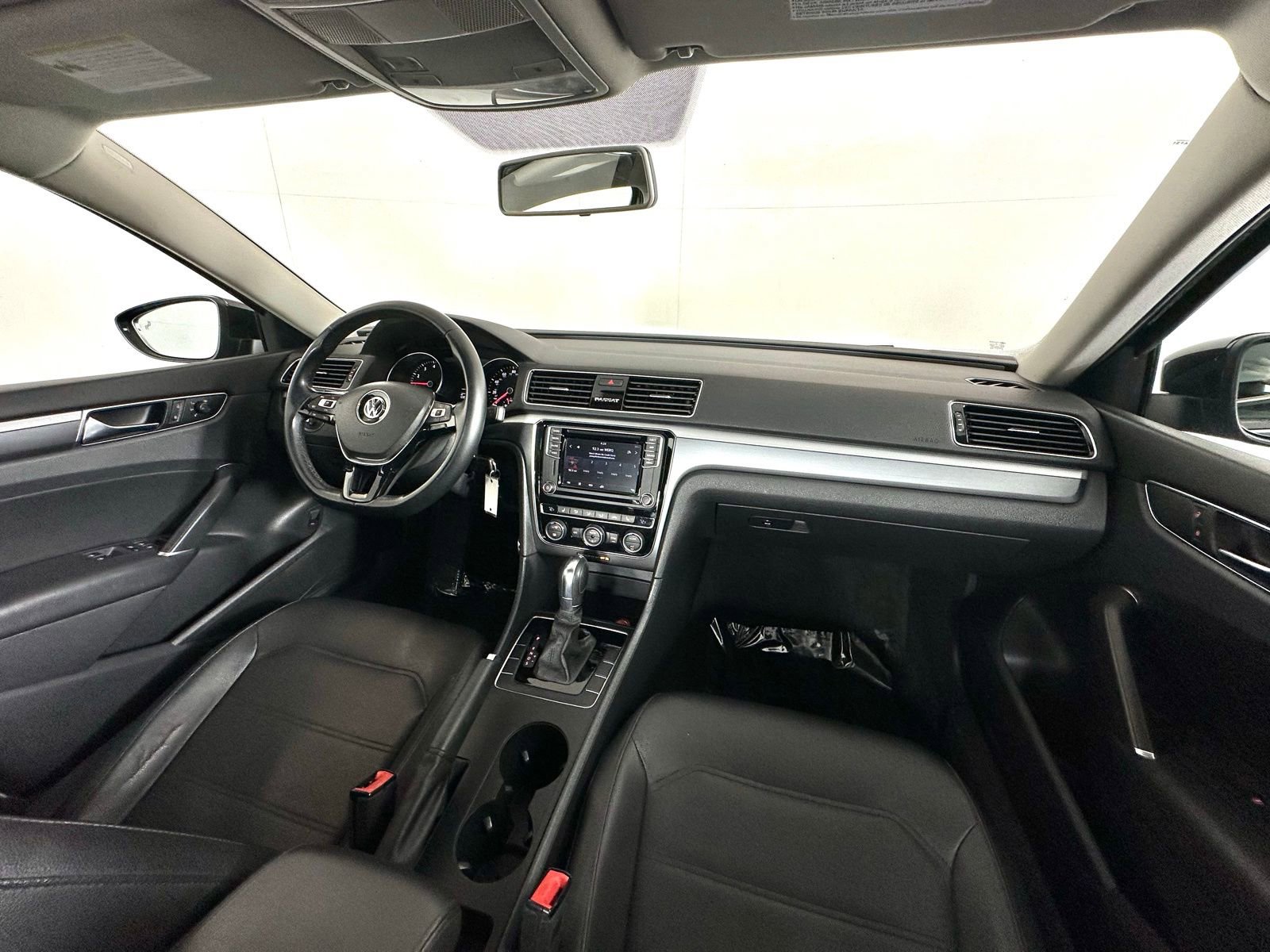 Used 2018 Volkswagen Passat 2.0T R-Line w/ R-Line Lighting Package video 2