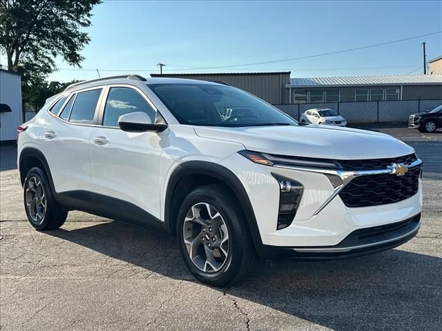 Used 2025 Chevrolet Trax LT w/ Driver Confidence Package FWD image 2