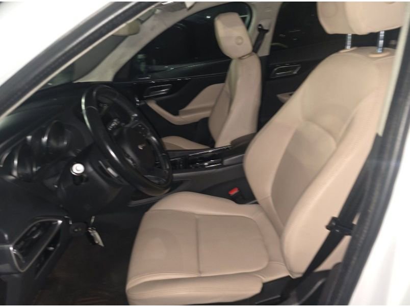 Used 2020 Jaguar F-PACE image 11