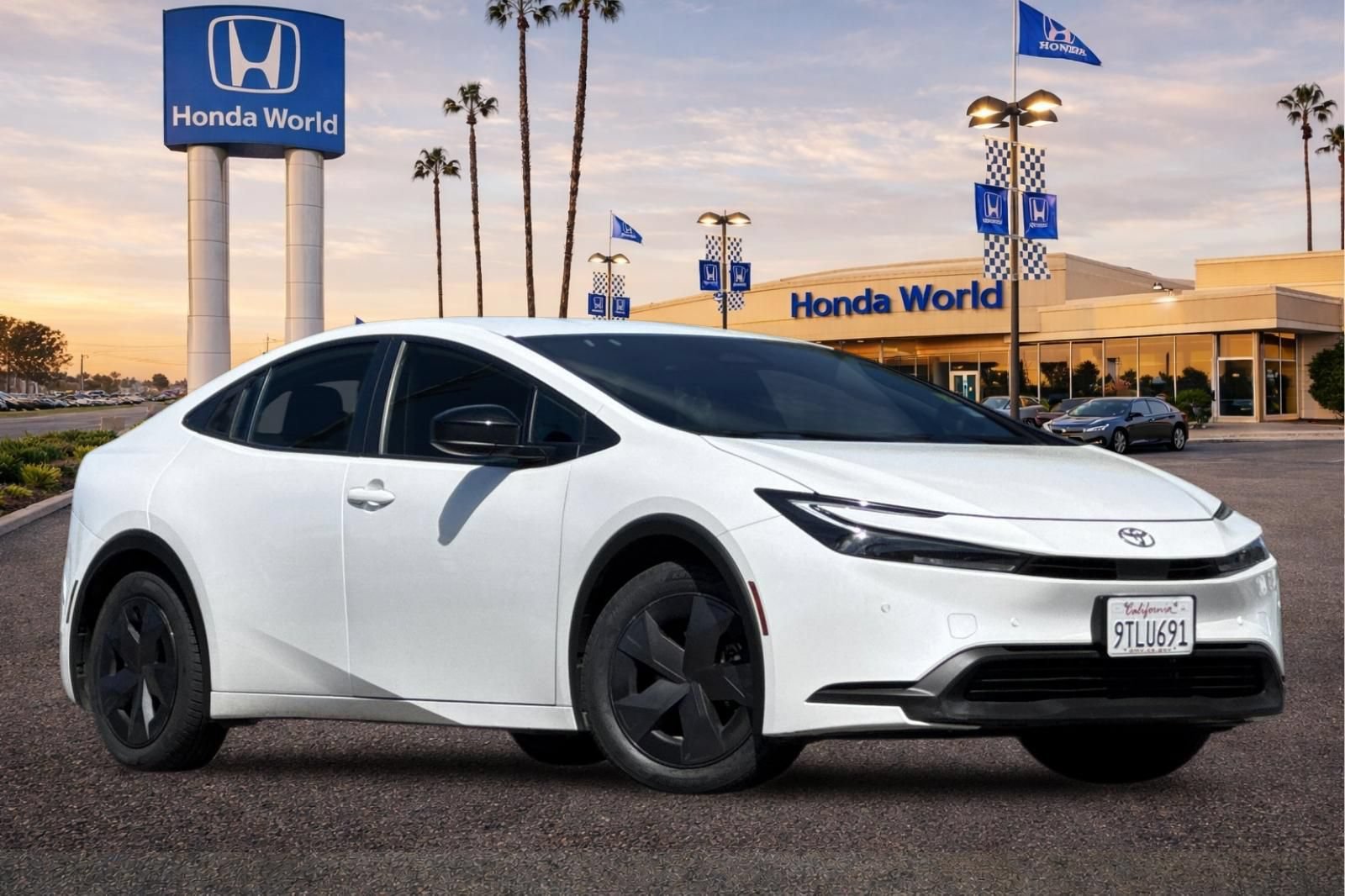 Used 2025 Toyota Prius LE FWD image 2