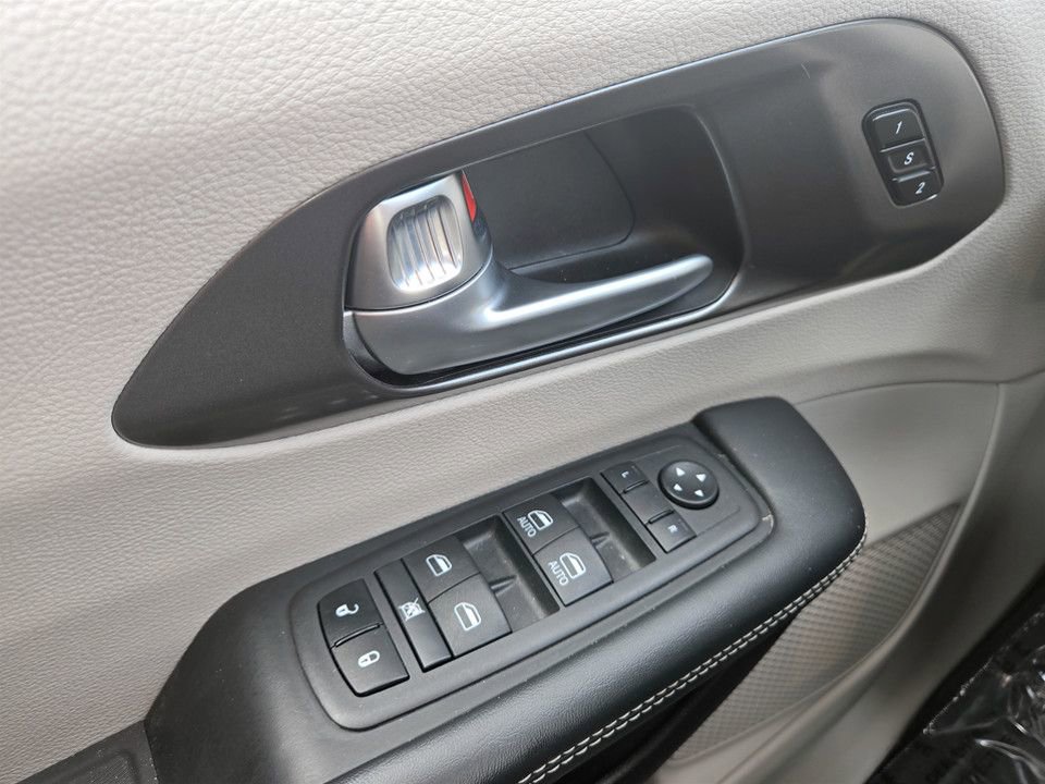 Used 2024 Chrysler Pacifica Select image 22