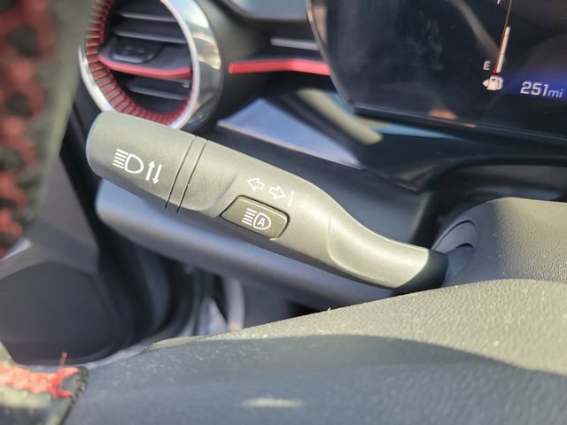Used 2025 Chevrolet Trax RS w/ Sunroof Package FWD image 24
