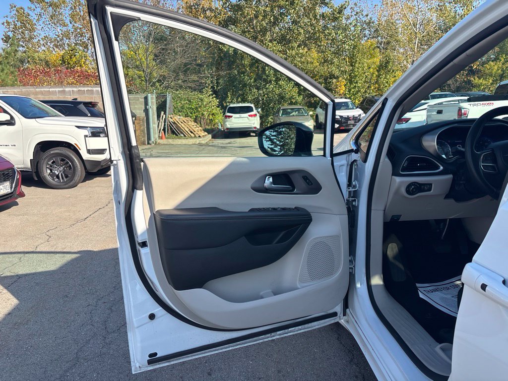 Used 2024 Chrysler Pacifica Touring-L FWD image 18