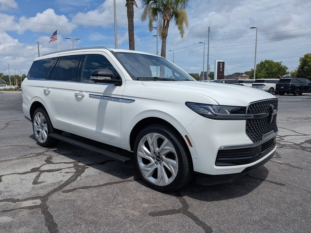 Used 2025 Lincoln Navigator Reserve AWD/4WD image 2