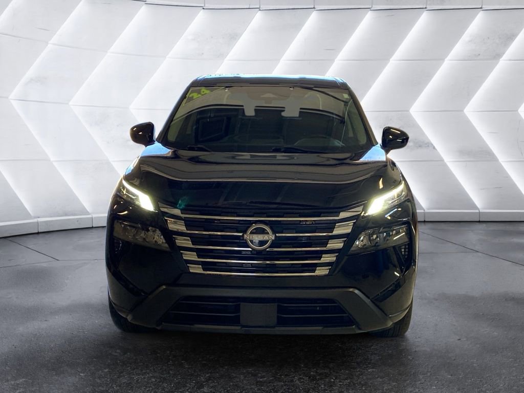 Used 2024 Nissan Rogue SV image 2