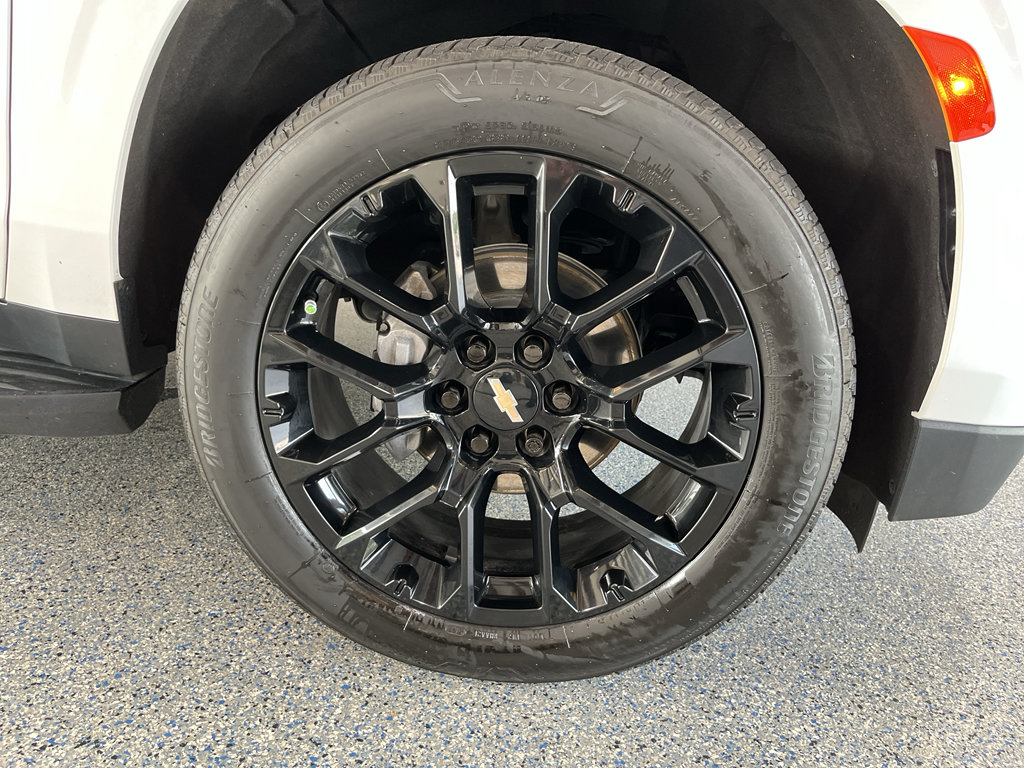 Used 2024 Chevrolet Suburban LT w/ Luxury Package RWD image 37
