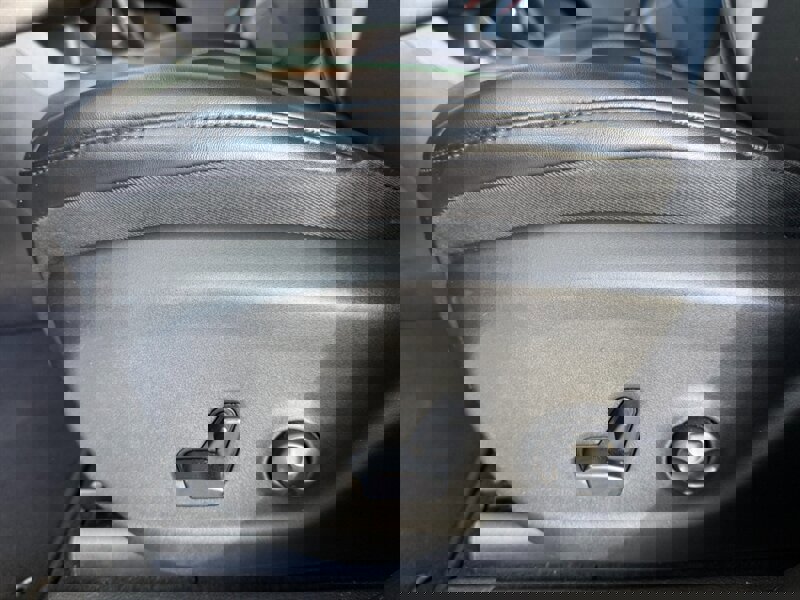 Used 2019 Jeep Cherokee Latitude Plus FWD image 19