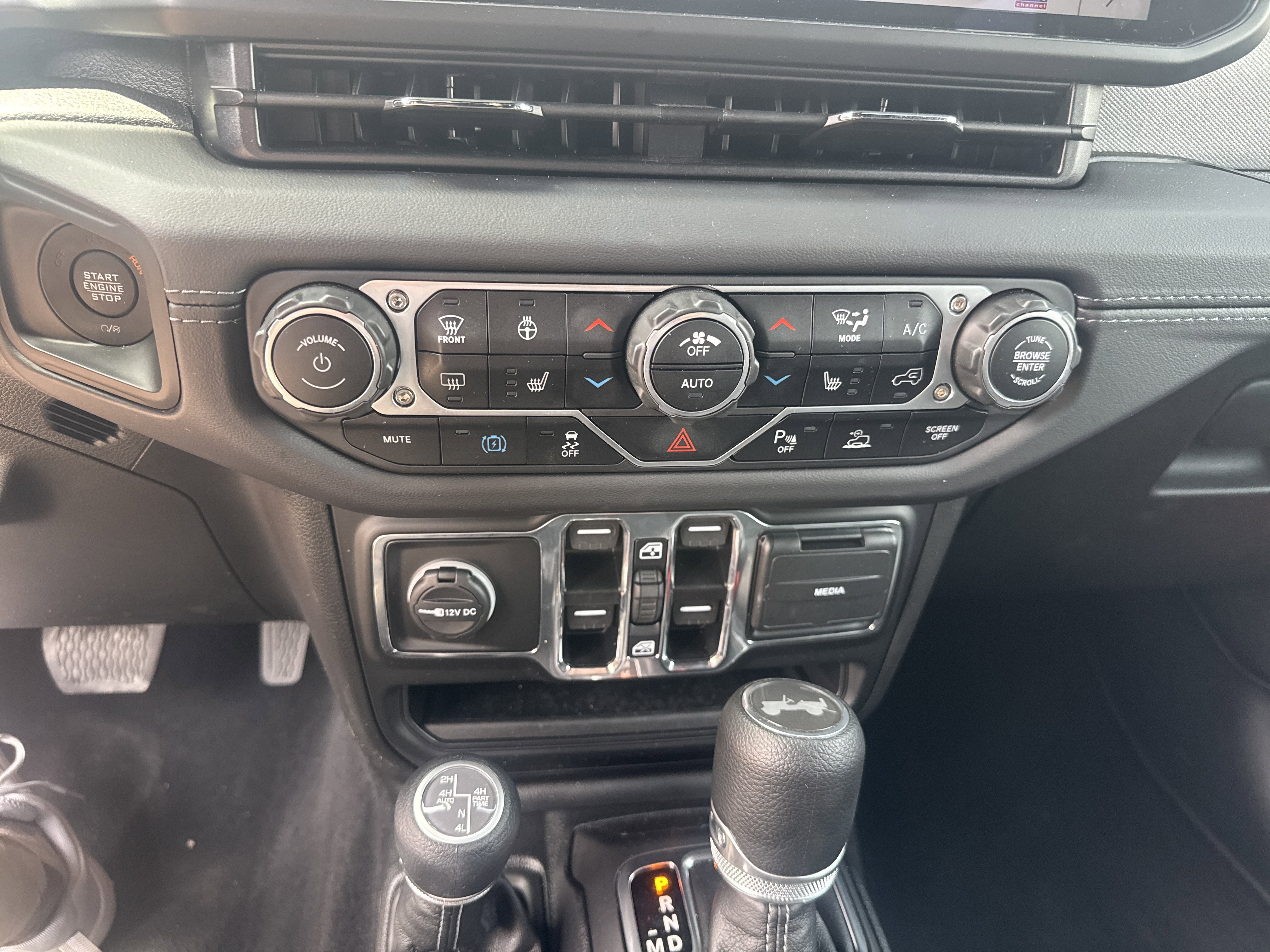 Used 2025 Jeep Wrangler Unlimited Sahara w/ Safety Group AWD/4WD image 25