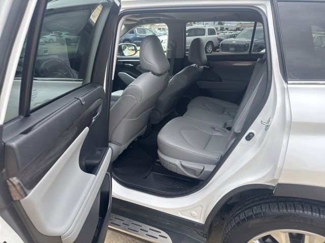 Used 2023 Toyota Highlander Limited FWD image 11