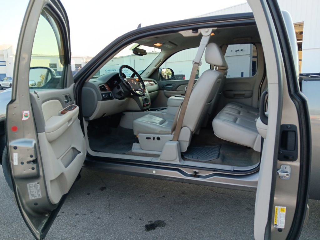 Used 2007 GMC Sierra 1500 SLT w/ SLE/SLT Trailering Package AWD/4WD image 8