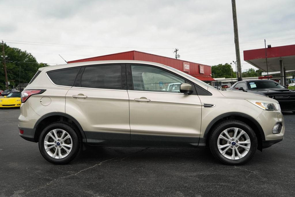 Used 2017 Ford Escape SE FWD image 2