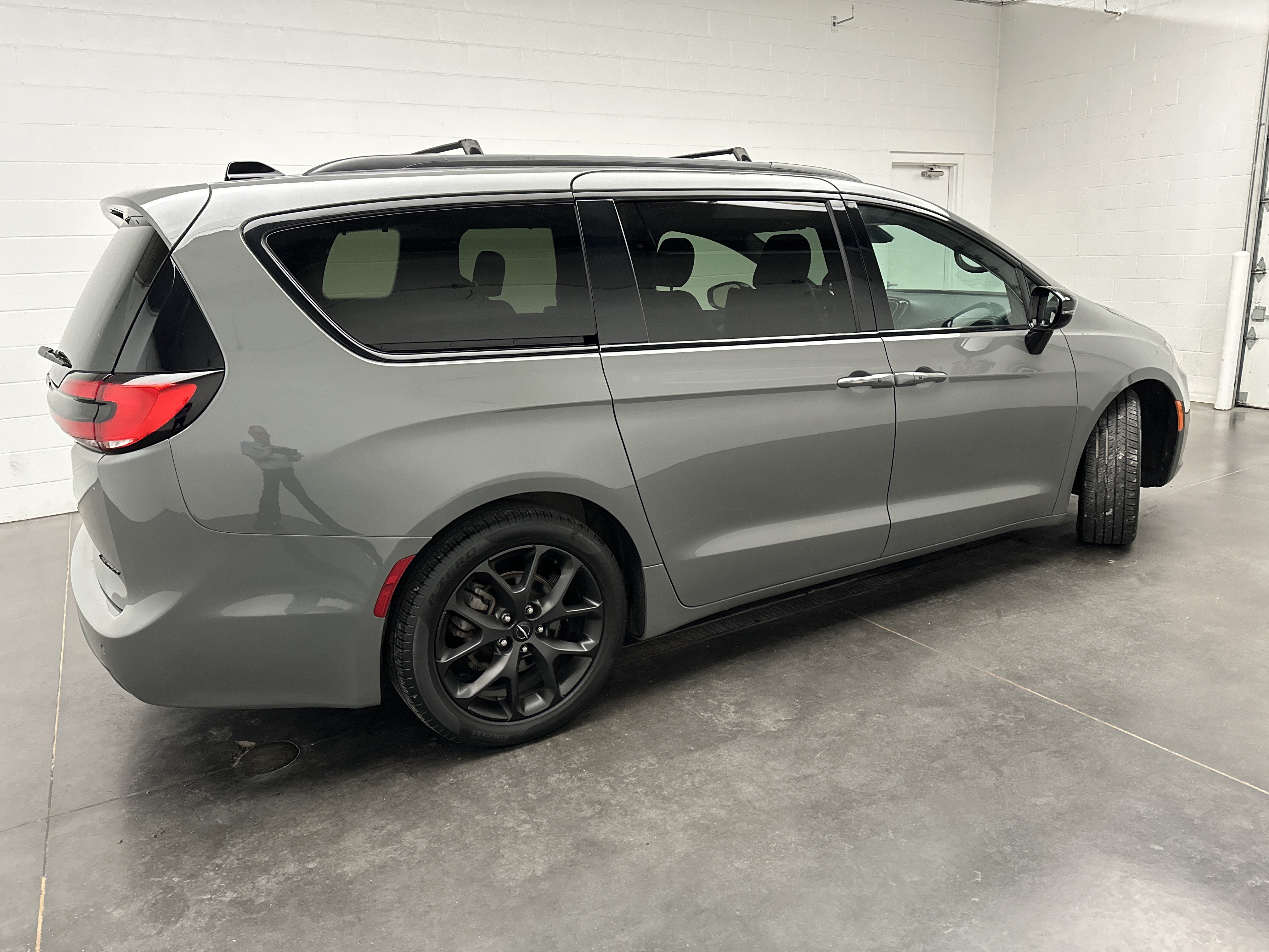 Used 2025 Chrysler Pacifica Limited FWD image 9