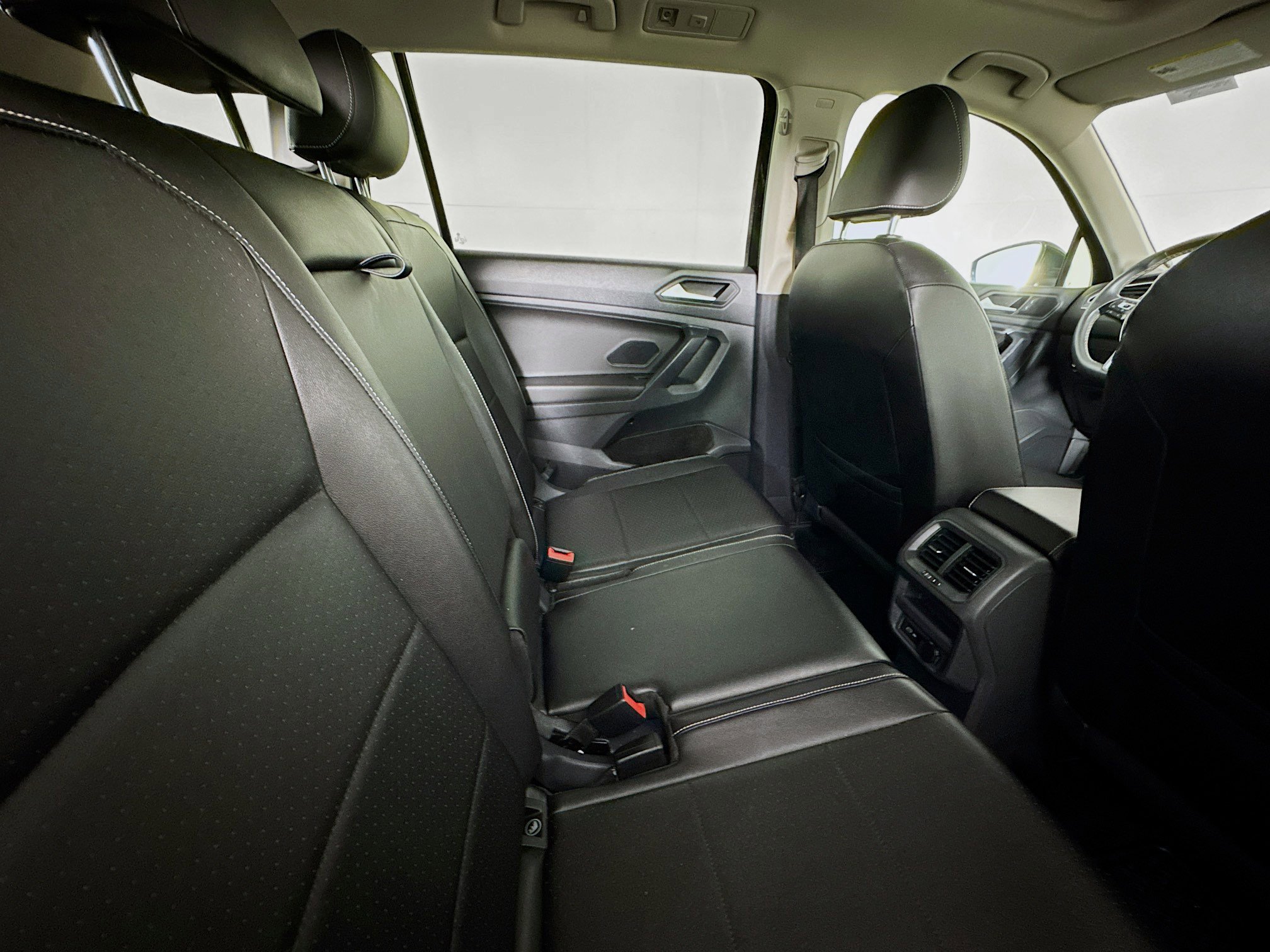 Used 2021 Volkswagen Tiguan SE w/ Panoramic Sunroof Package FWD image 26