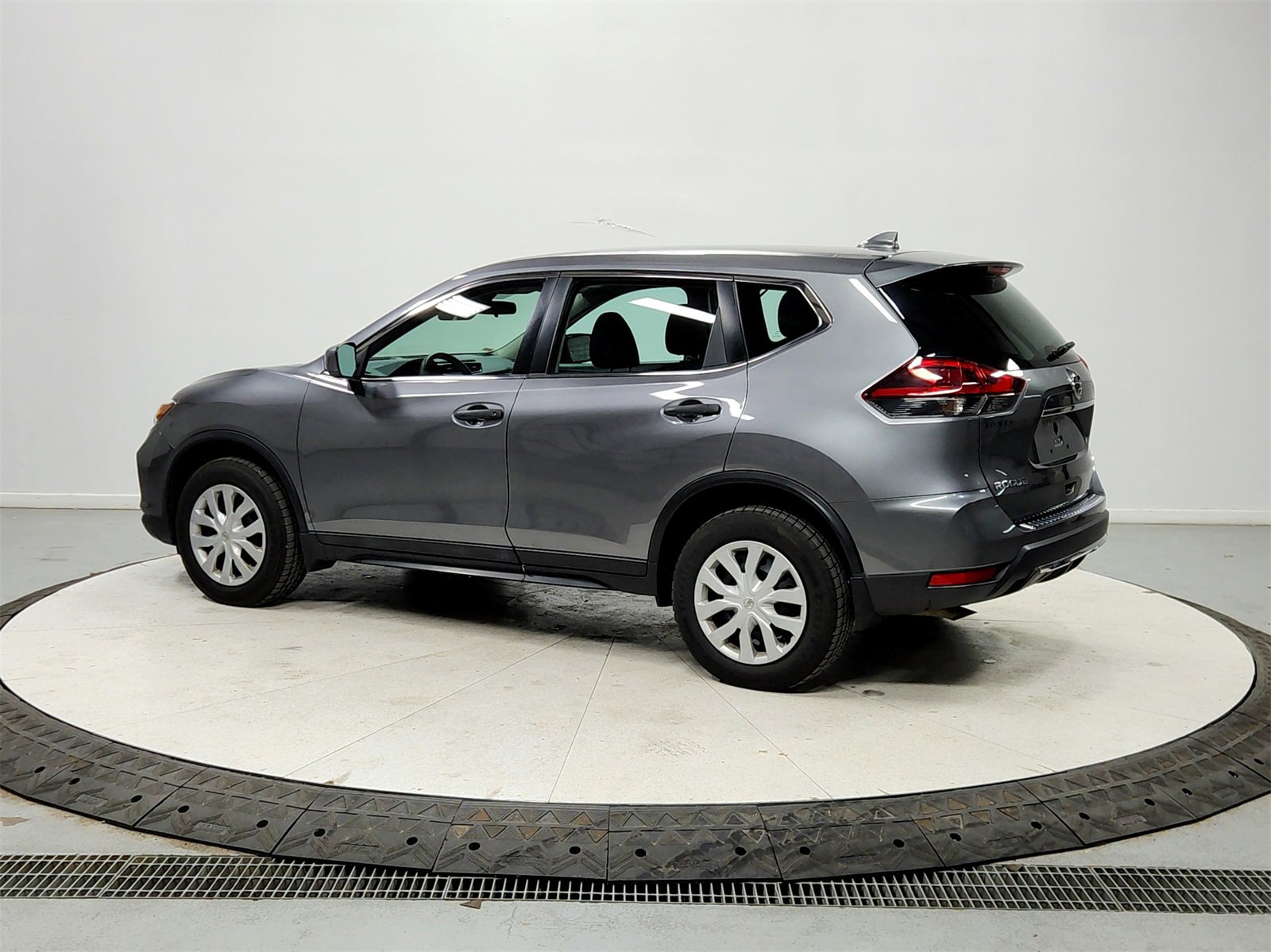 Used 2018 Nissan Rogue S image 5