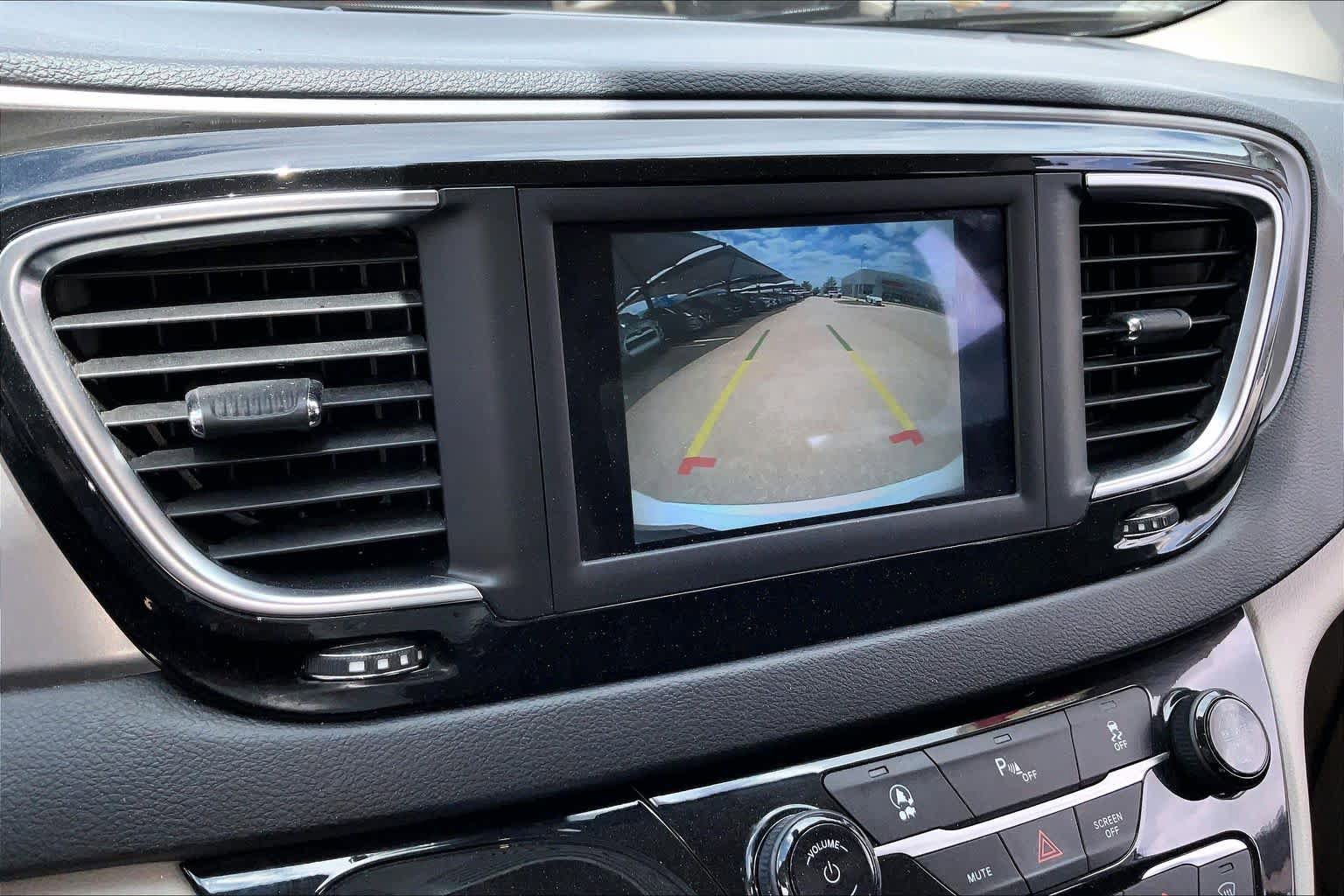 Used 2020 Chrysler Pacifica Touring FWD image 22
