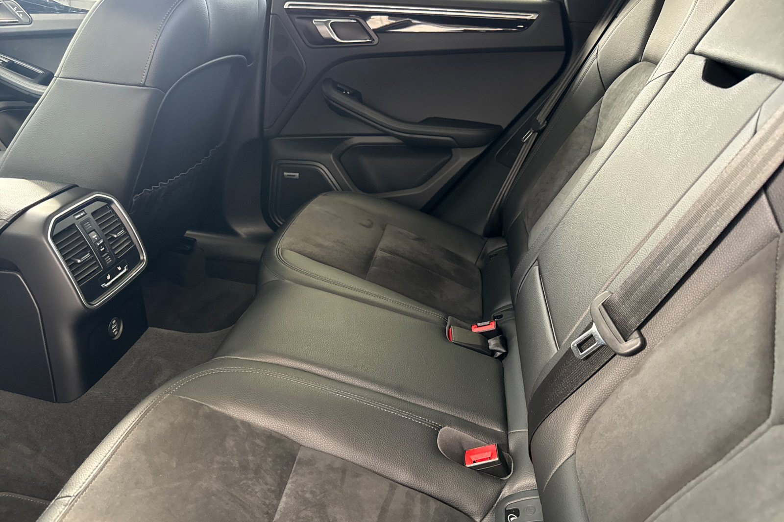 Used 2018 Porsche Macan Sport Edition AWD/4WD image 15