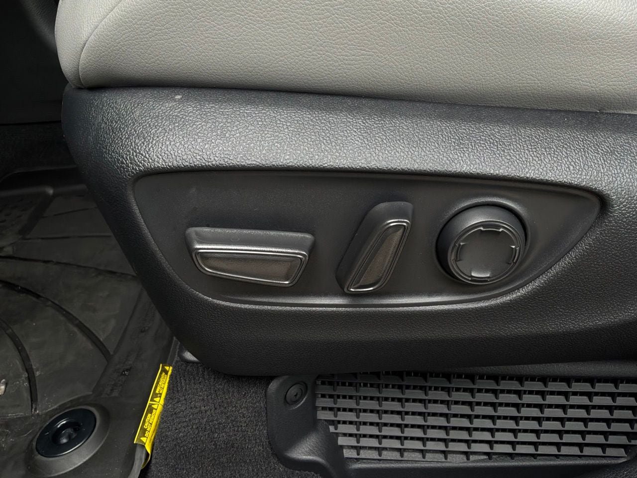 Used 2025 Toyota Sienna XLE FWD image 11