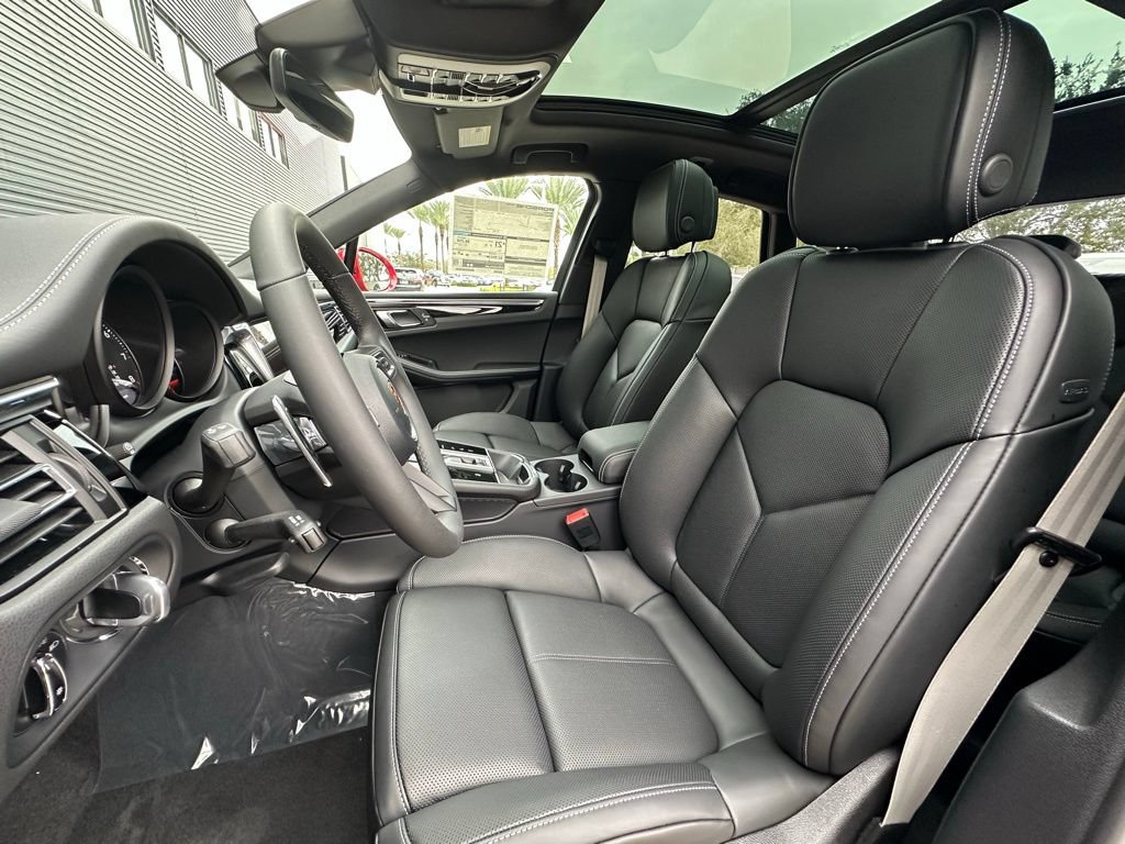 Certified 2026 Porsche Macan Turbo AWD/4WD image 5