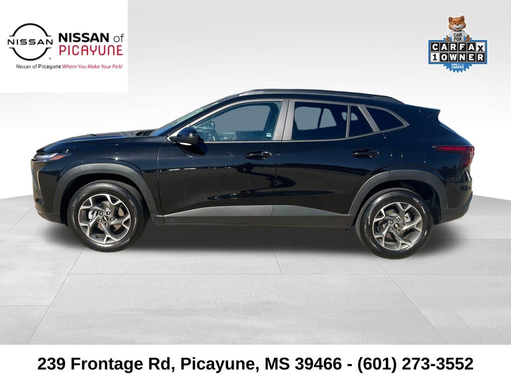 Used 2025 Chevrolet Trax LT w/ LT Convenience Package image 2