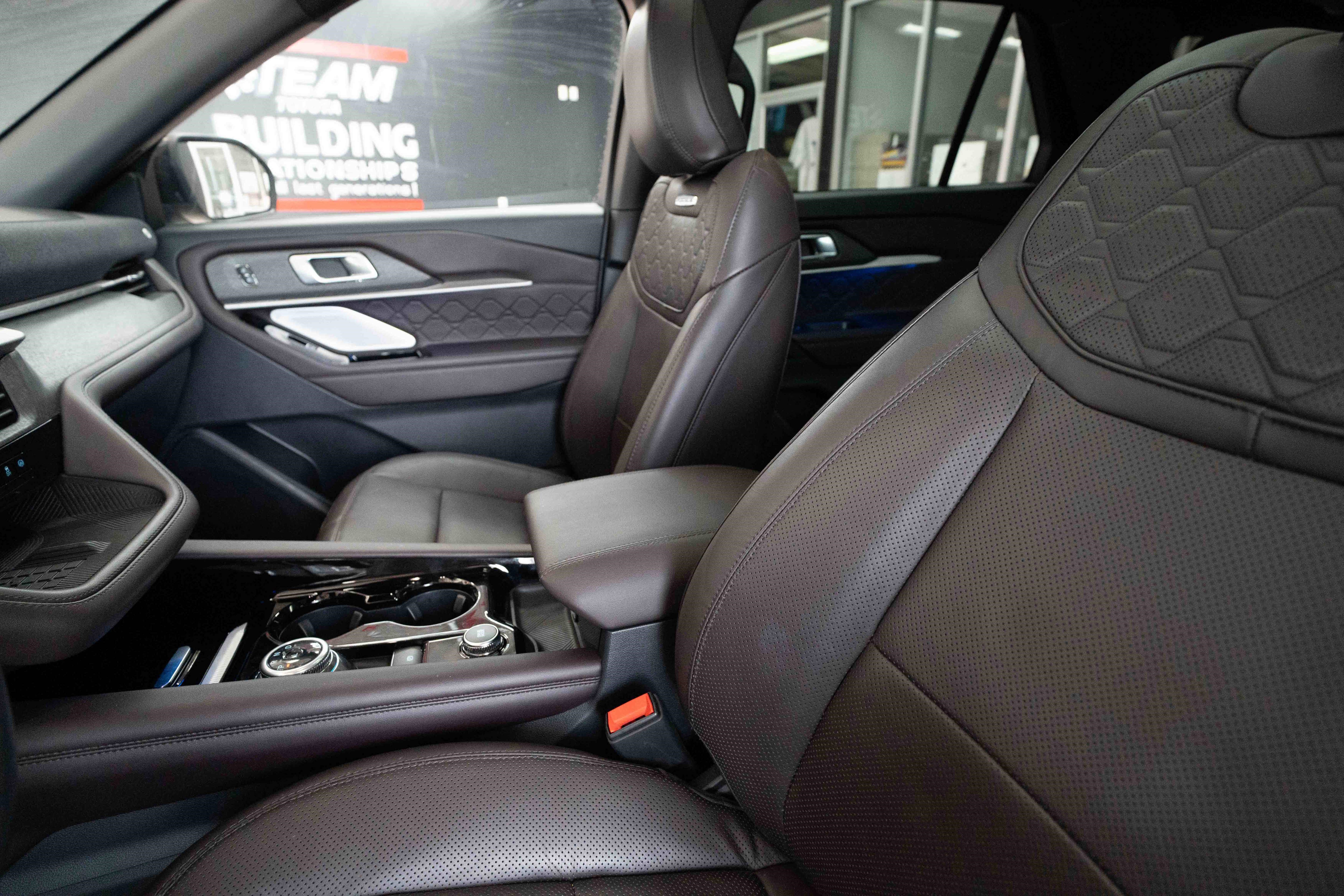 Used 2025 Ford Explorer Platinum w/ LUX Leather Package image 10