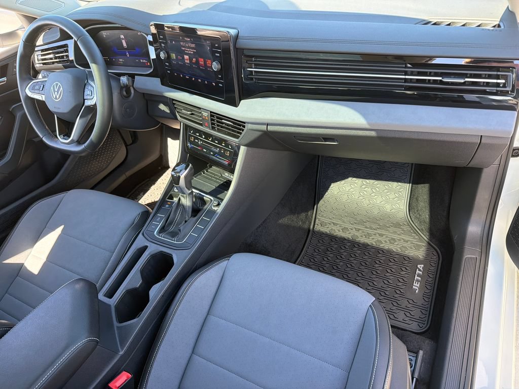Used 2025 Volkswagen Jetta SE FWD image 27