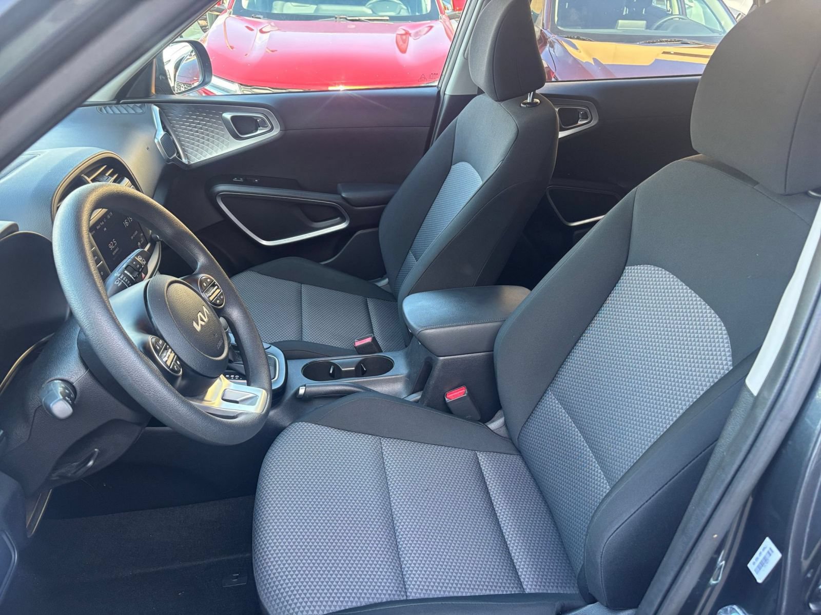 Used 2025 Kia Soul LX w/ LX Technology Package FWD image 30