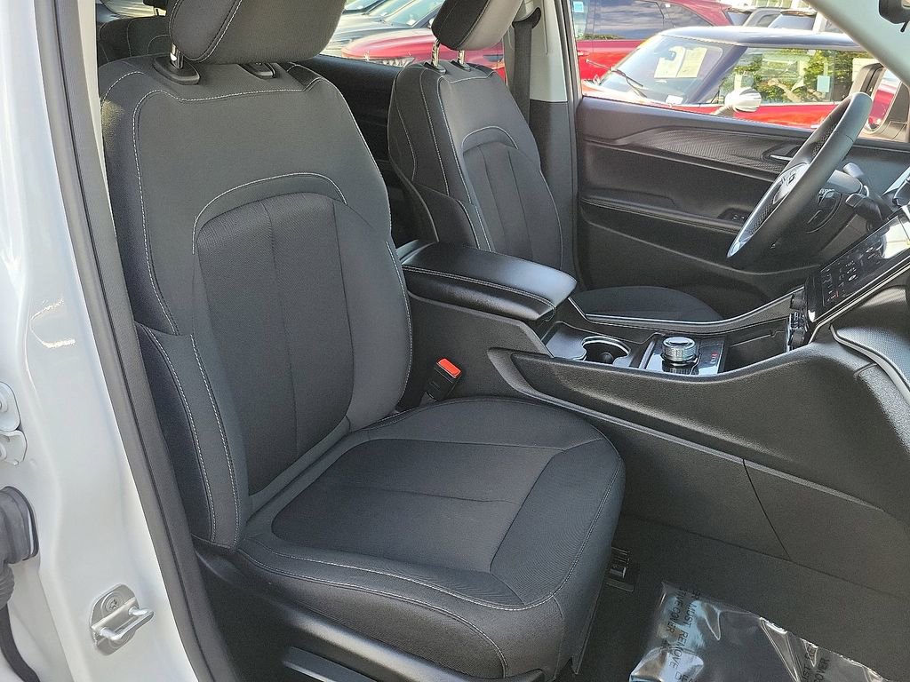 Used 2024 Jeep Grand Cherokee L Laredo image 16