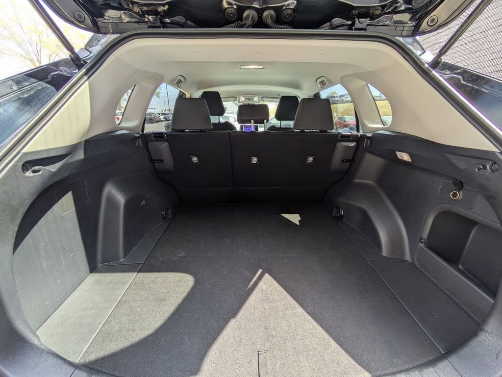 Used 2025 Toyota RAV4 XLE image 30