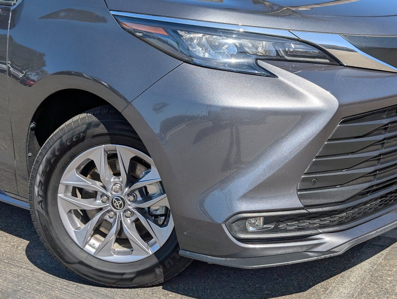 Used 2025 Toyota Sienna XLE FWD image 11
