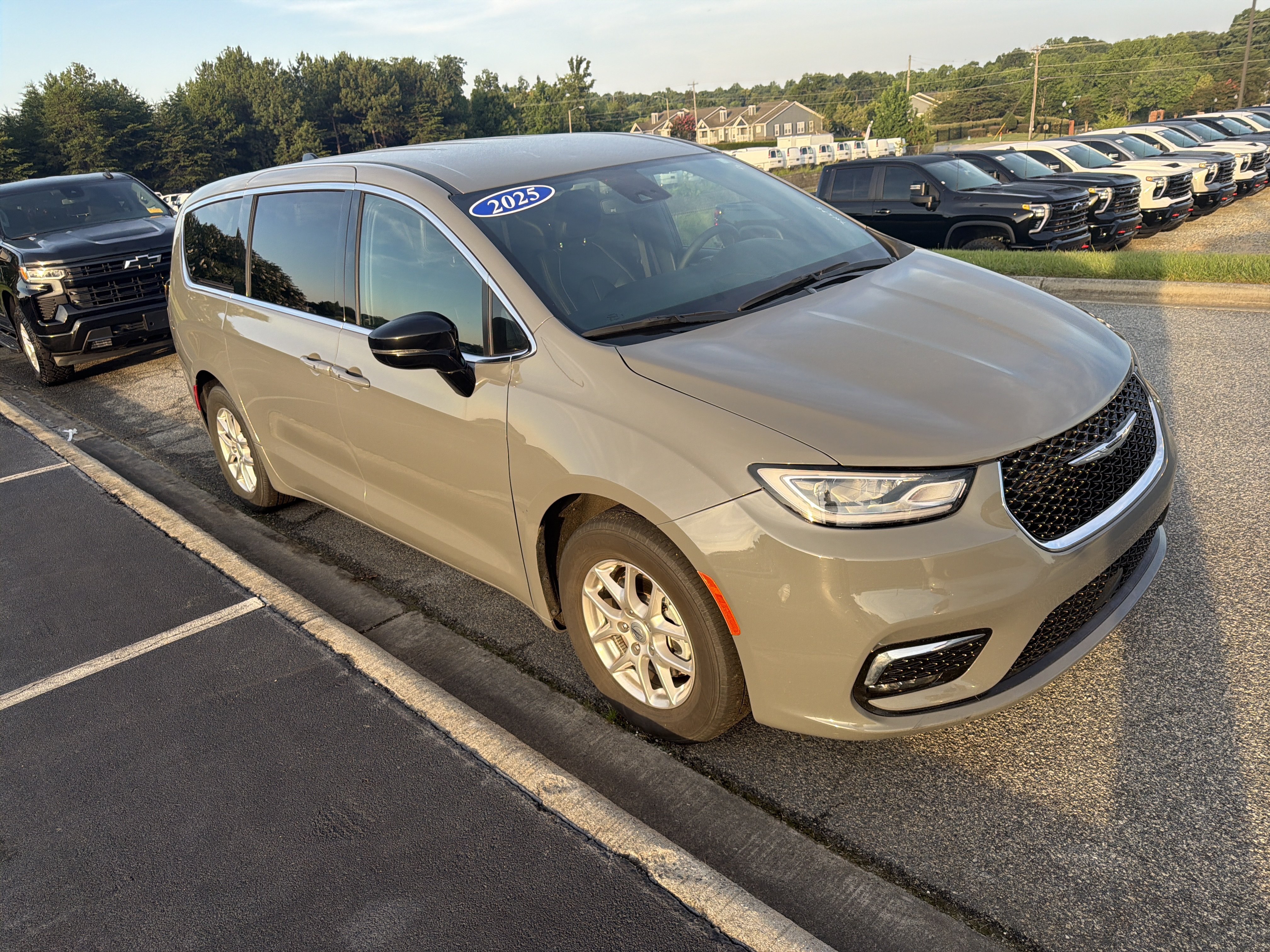 Used 2025 Chrysler Pacifica Select FWD video 2