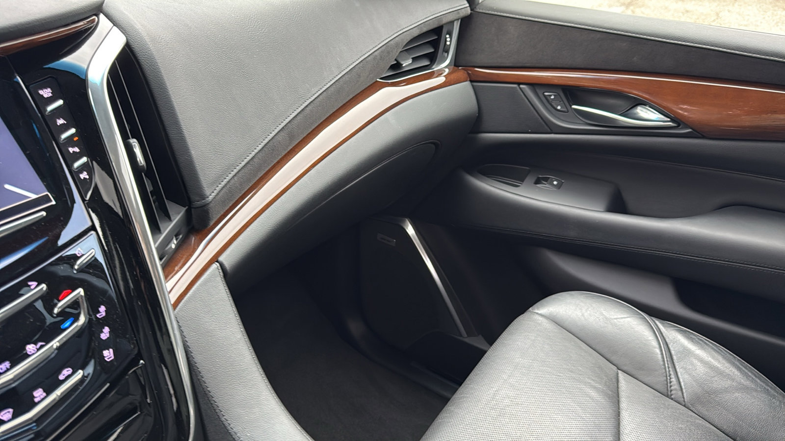 Used 2018 Cadillac Escalade Luxury image 25